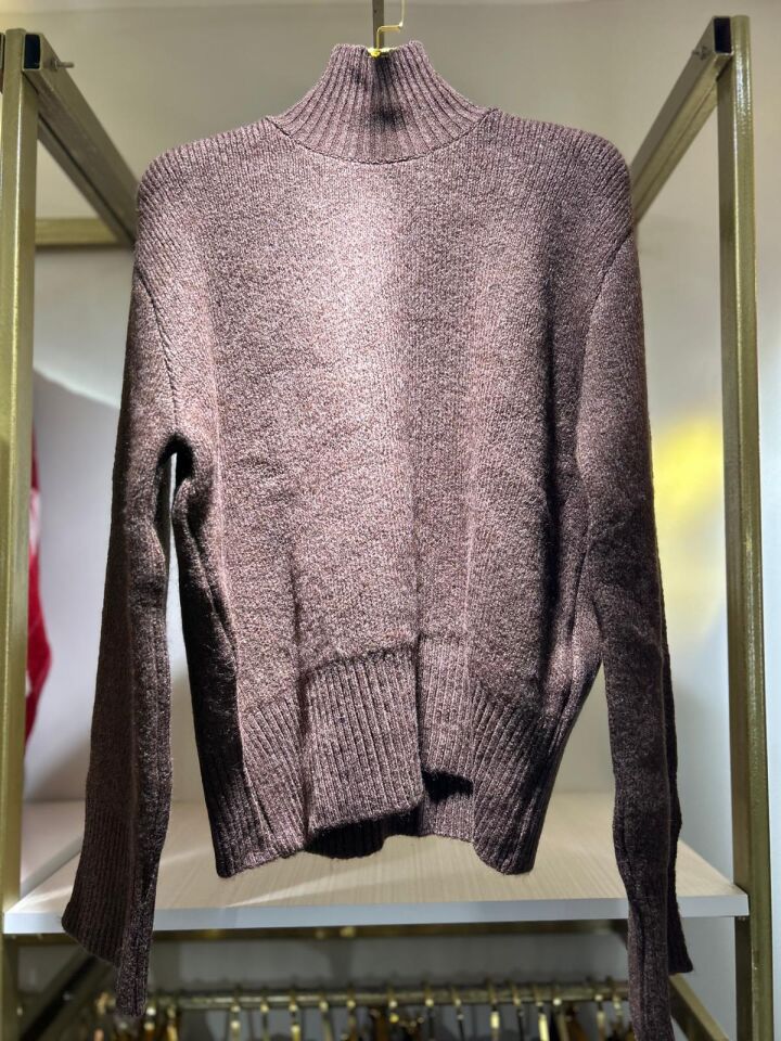 BOĞAZ VE KOL MANŞETLİ KAHVERENGİ KAZAK