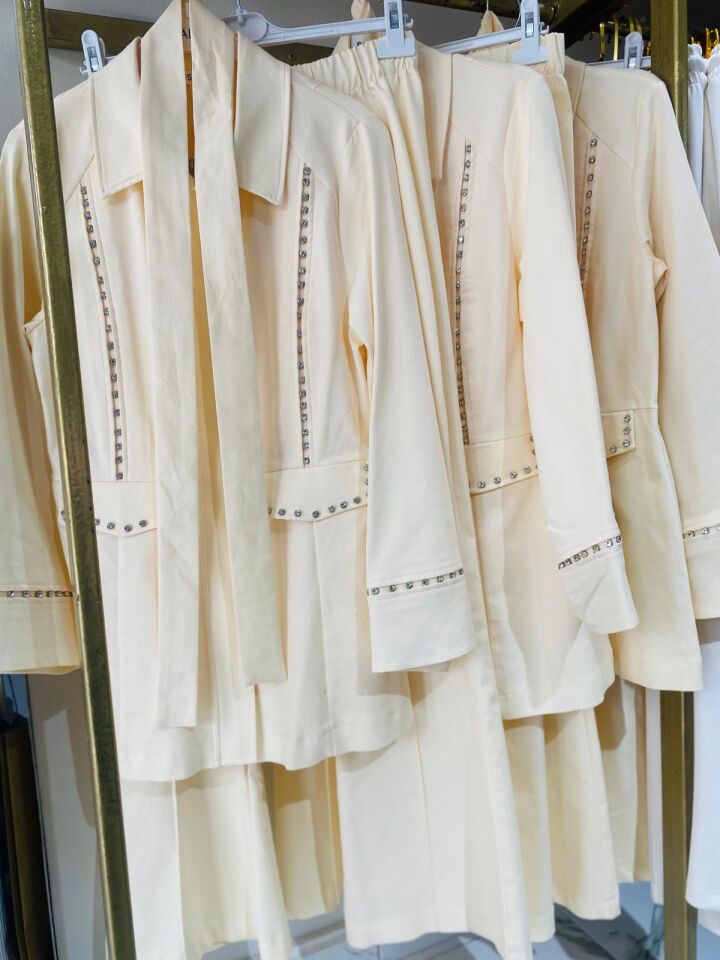 BUTTER SARI RENK TAŞ DETAYLI CEKET PANTOLON TAKIM