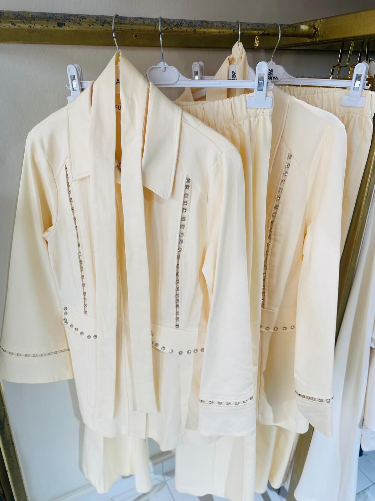 BUTTER SARI RENK TAŞ DETAYLI CEKET PANTOLON TAKIM