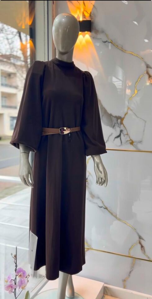 İNCE FİTİLLİ KOL VOLENLİ KAHVERENGİ ELBİSE